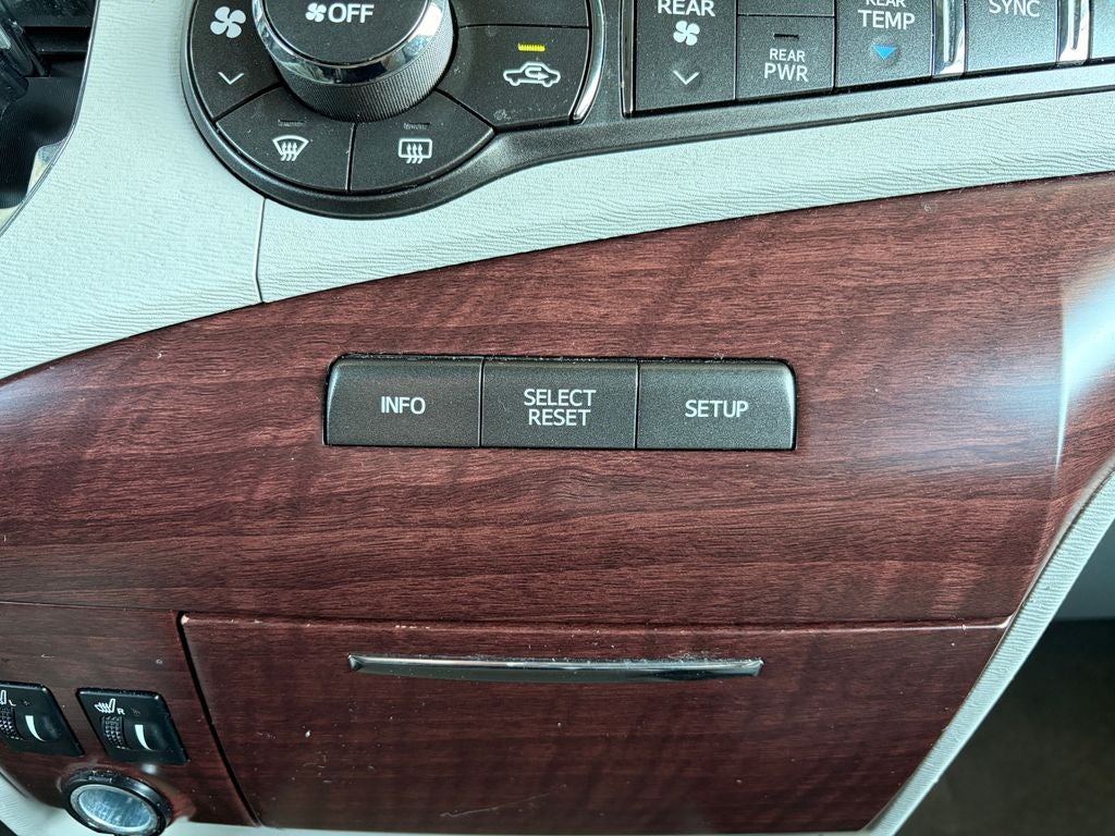 2013 Toyota SIENNA XLE 3.5L XLE 8 Passenger
