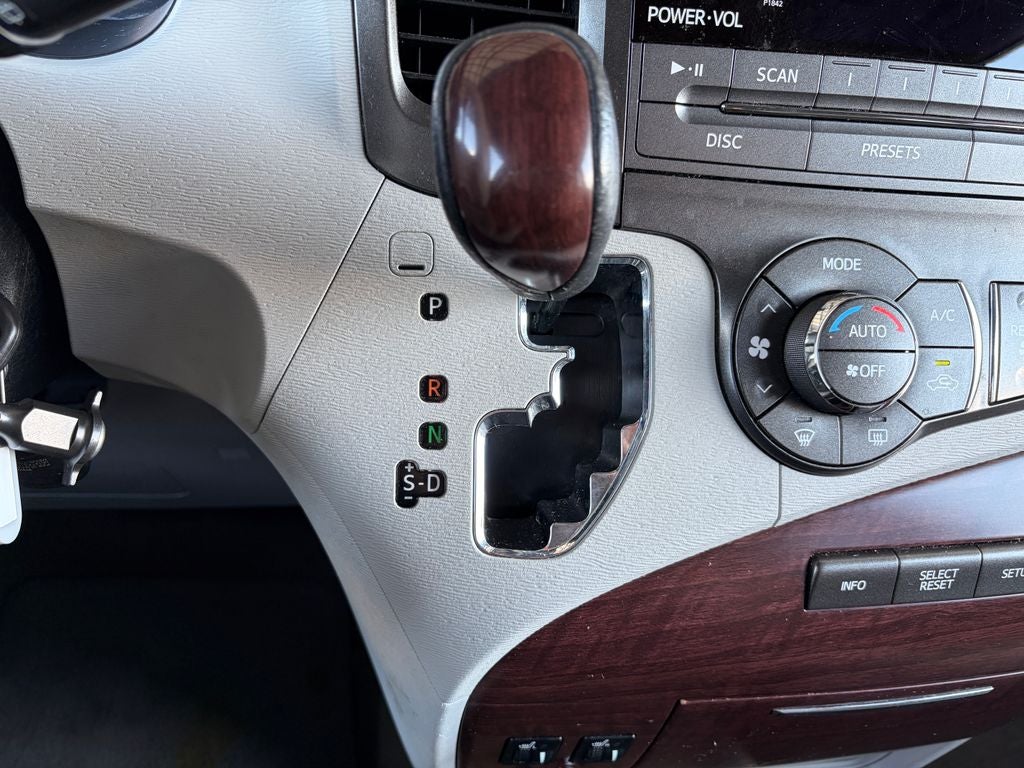 2013 Toyota SIENNA XLE 3.5L XLE 8 Passenger