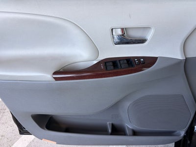 2013 Toyota SIENNA XLE 3.5L XLE 8 Passenger