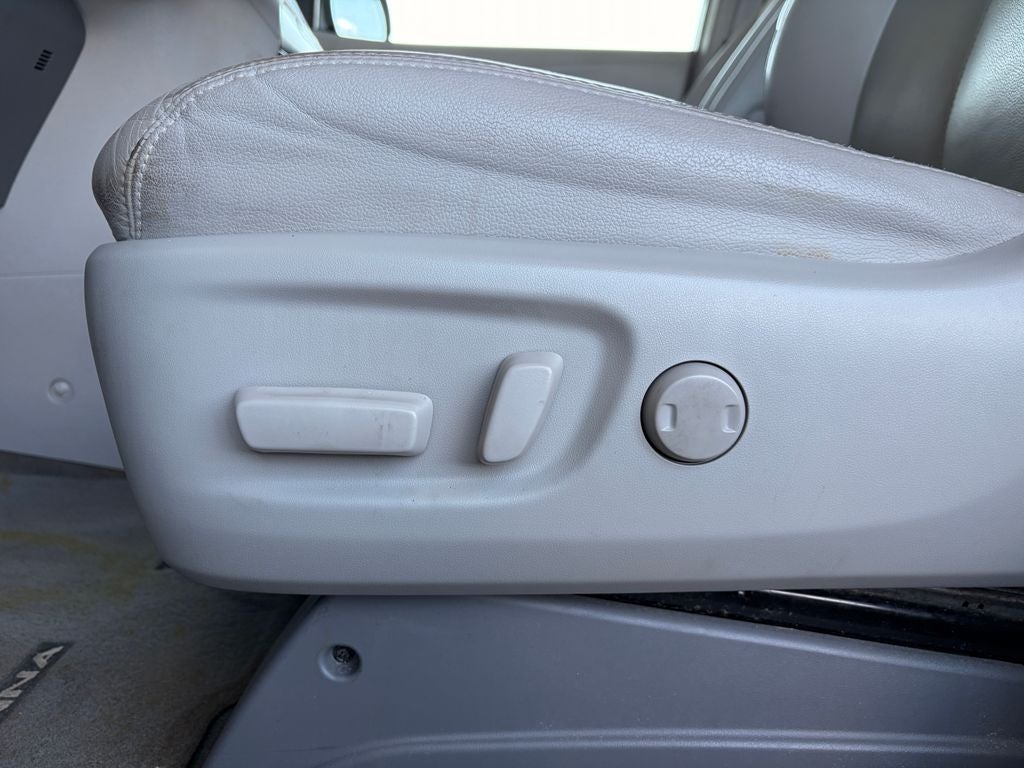 2013 Toyota SIENNA XLE 3.5L XLE 8 Passenger