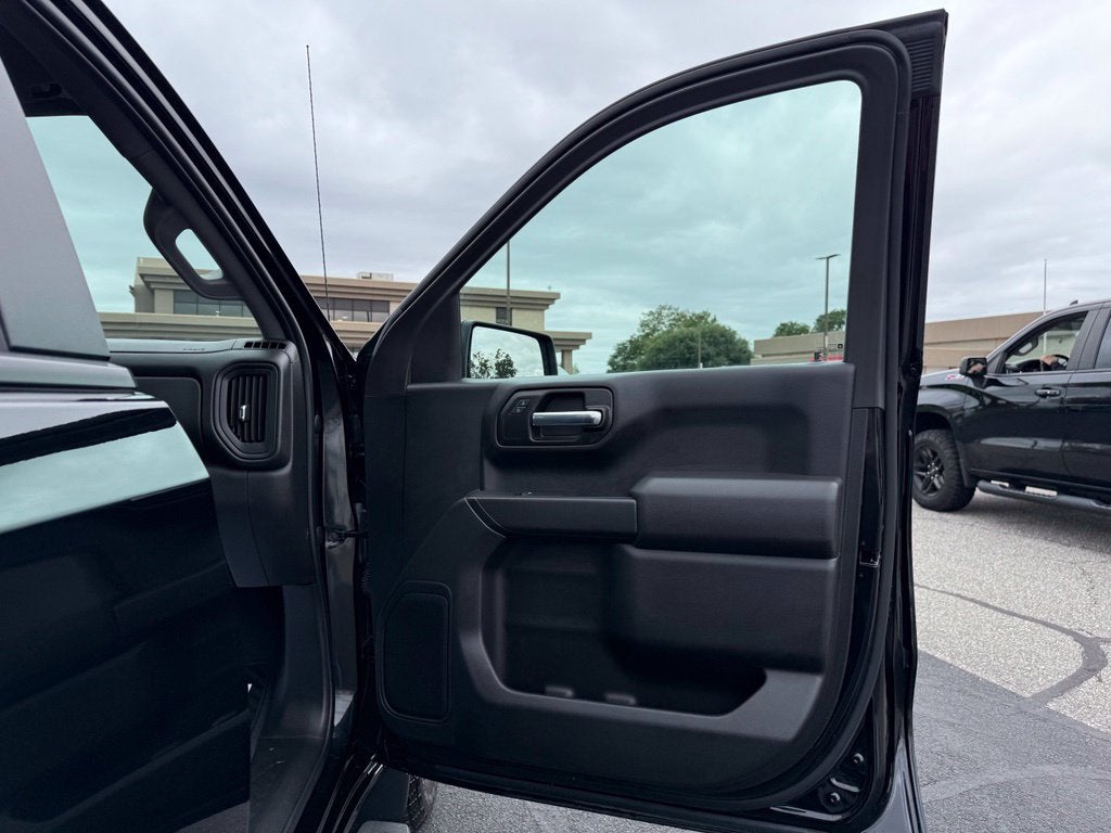 2023 Chevrolet Silverado 1500 4WD Crew Cab Short Bed Custom