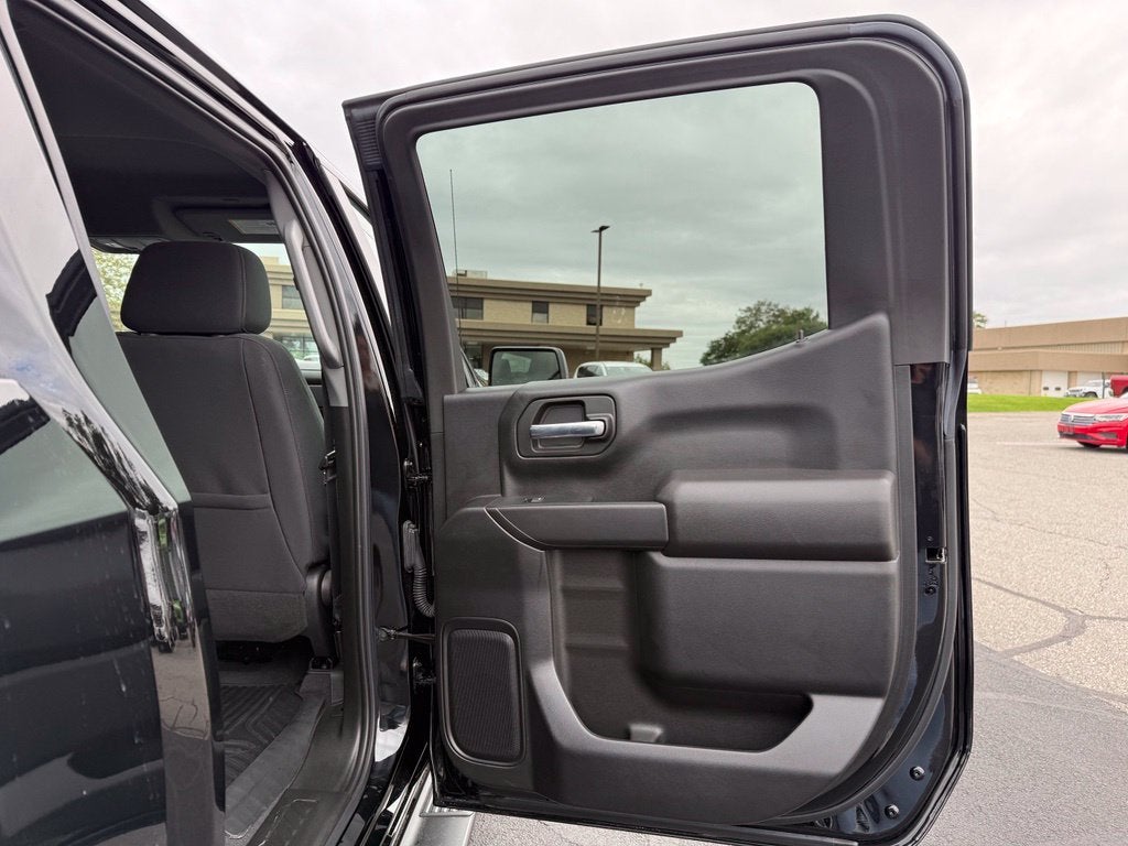 2023 Chevrolet Silverado 1500 4WD Crew Cab Short Bed Custom