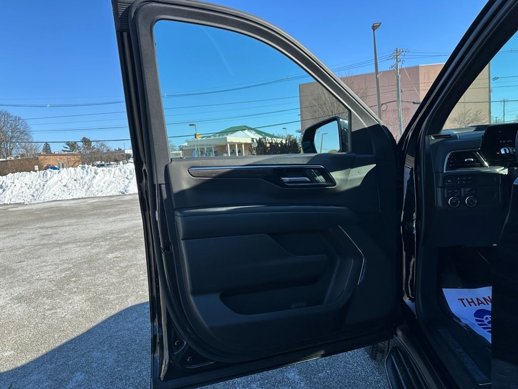 2025 Chevrolet Suburban 4WD LT