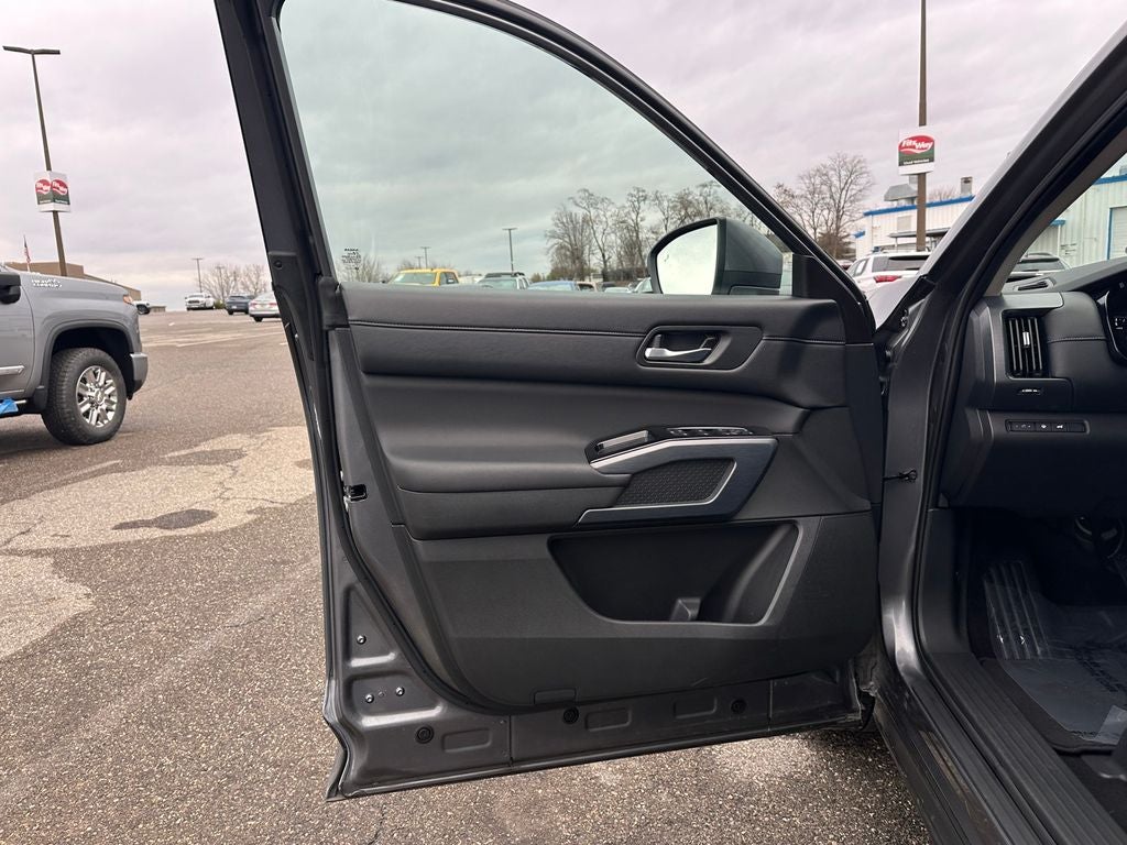 2025 Nissan Pathfinder SL 4WD