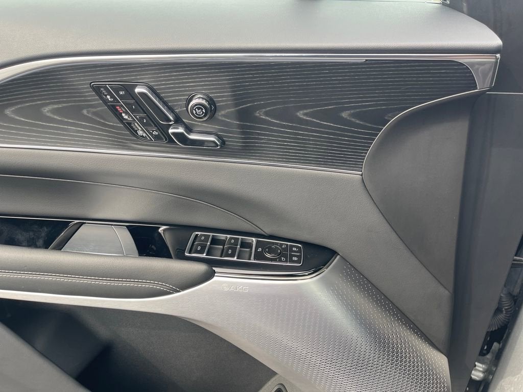 2024 Cadillac LYRIQ Luxury 3