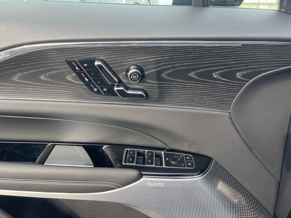 2024 Cadillac LYRIQ Luxury 3