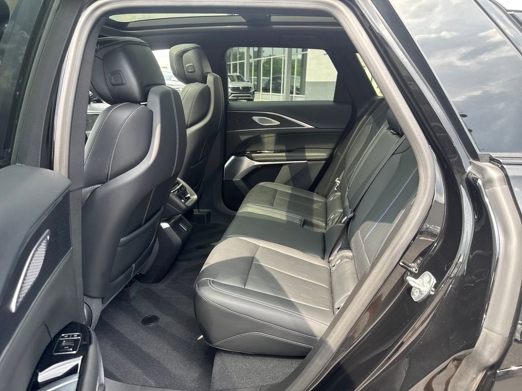 2025 Cadillac LYRIQ Luxury 3