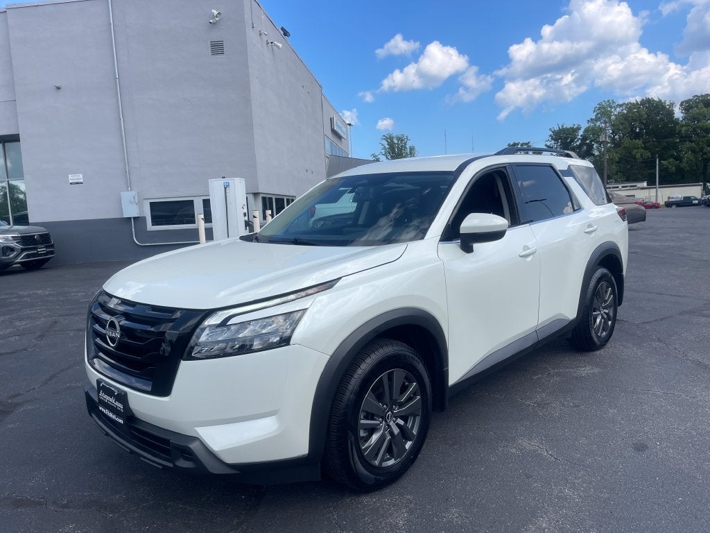 2024 Nissan Pathfinder SV